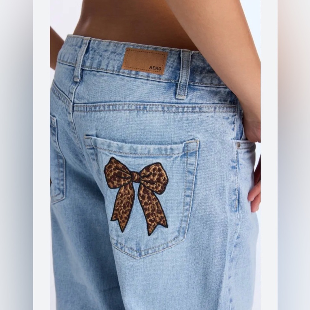 Aeropostale low rise baggy jeans Size 2 26in light wash leopard bow back pockets - Picture 2 of 15